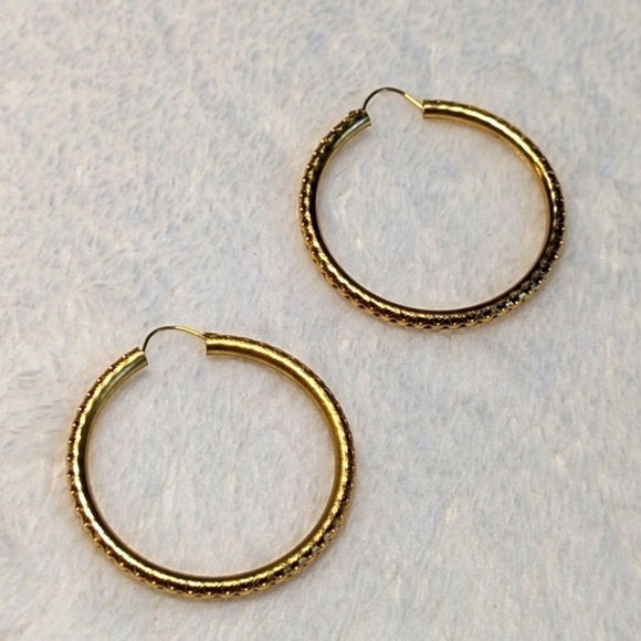 Vintage Goldtone Filigree 1-1/2" Diameter Hoops - Picture 6 of 6